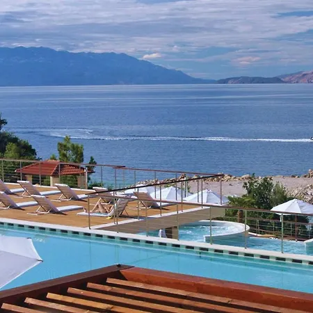 Stunning In With 2 Bedrooms, Wifi And Swimming Pool Нови-Винодолски