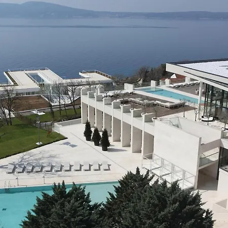 Stunning In With 2 Bedrooms, Wifi And Swimming Pool Апартаменты
