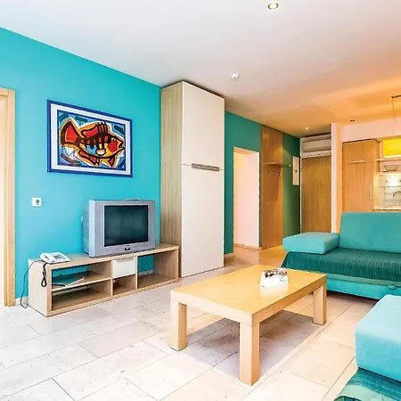 Stunning In With 2 Bedrooms, Wifi And Swimming Pool Апартаменты Нови-Винодолски