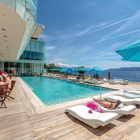 Stunning In With 2 Bedrooms, Wifi And Swimming Pool Апартаменты Нови-Винодолски