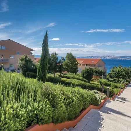 Stunning In With 2 Bedrooms, Wifi And Swimming Pool * Нови-Винодолски